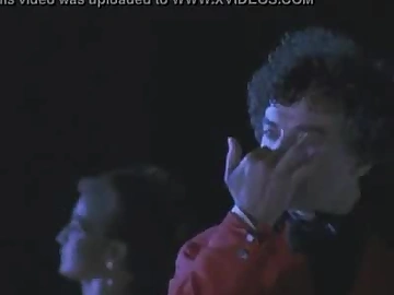 Una ragazza despondent incontra uno