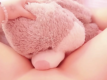 TABOO step Lass mostra aos peluches o
