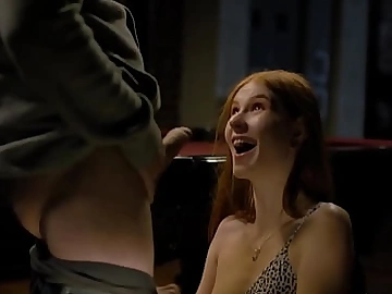 Дочь показывает папе,