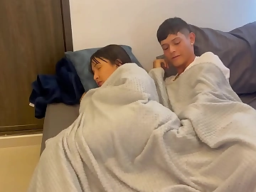 나는 내 밀프 계모에게 침대를