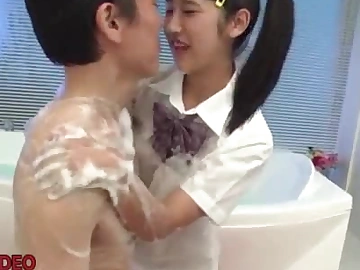 L'incontro sensuale di Suzu si riscalda,