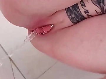 Albina e la bruna allargano le gambe e