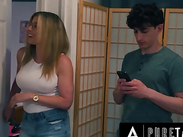 L'astuta MILF Cory Chase blocca la porta