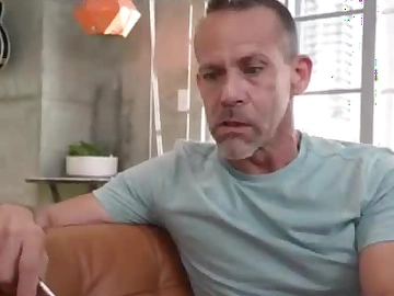 Ông bố dượng hào phóng bẩn