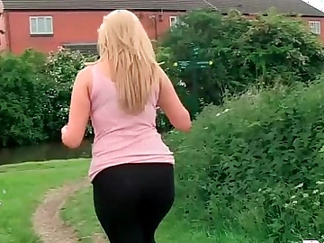 Pornxn obese ass babe pissing with