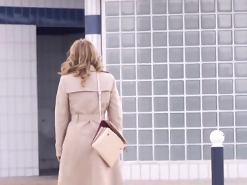 MILF AVALAGE DE SPERME DANS LES WC