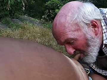 Сосет меня пока