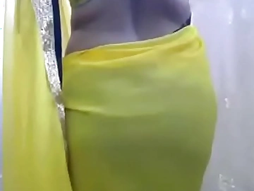 desi bhabhi exposing obese boobs aloft