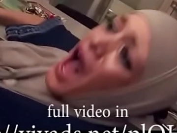 hijab dame going to bed eliminate pussy