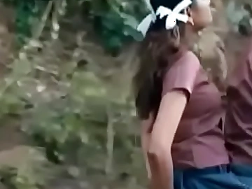 Школьница Нажатие не